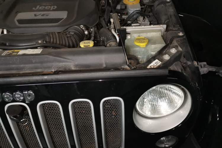 Used Jeep Wrangler 2017 3.0L Sahara Four-Door Comfort Edition Engine Bay Left