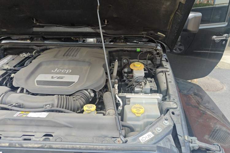 Used Jeep Wrangler 2017 3.0L Sahara Four-Door Comfort Edition Engine Bay Left