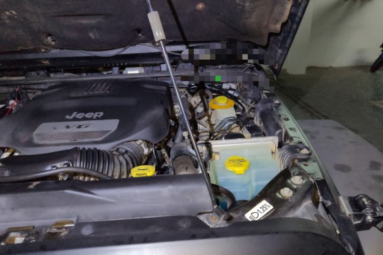 Used Jeep Wrangler 2017 3.0L Sahara Four-Door Comfort Edition Engine Bay Left