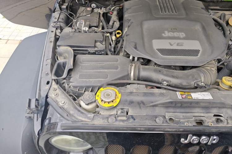 Used Jeep Wrangler 2017 3.6L Rubicon Four-Door Comfort Edition Engine Bay Right