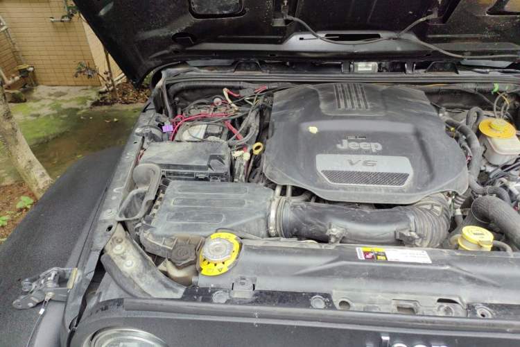 Used Jeep Wrangler 2017 3.0L Sahara Four-Door Comfort Edition Engine Bay Right