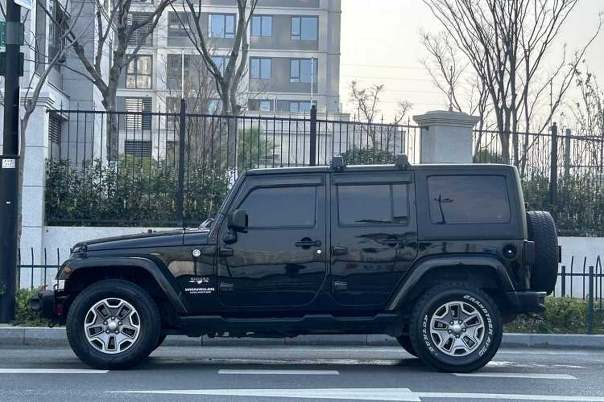 Used Jeep Wrangler 2017 3.0L Sahara Four-Door Comfort Edition Exterior 4