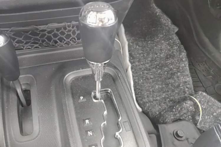Used Jeep Wrangler 2017 3.0L Sahara Four-Door Comfort Edition Gear Lever