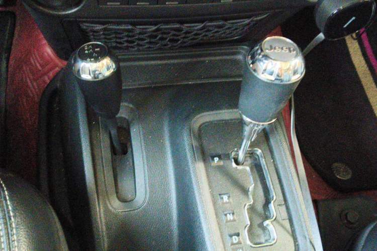 Used Jeep Wrangler 2017 3.6L Rubicon Four-Door Comfort Edition Gear Lever