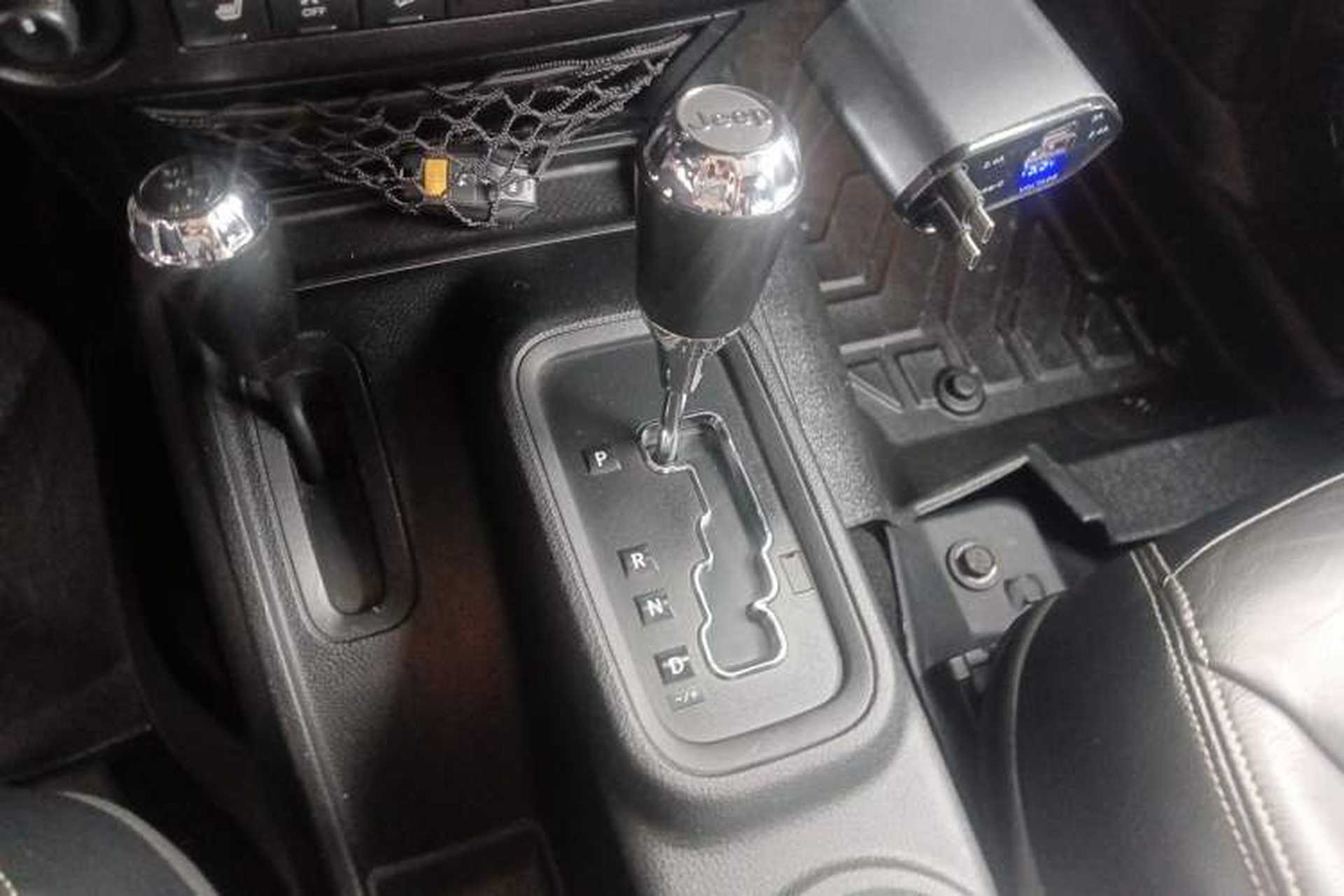 Used Jeep Wrangler 2017 3.0L Sahara Four-Door Comfort Edition Gear Lever