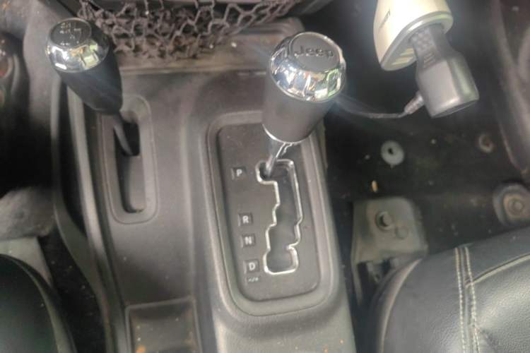 Used Jeep Wrangler 2017 3.0L Sahara Four-Door Comfort Edition Gear Lever