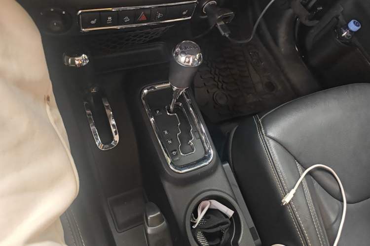 Used Jeep Wrangler 2017 3.6L Rubicon Four-Door Comfort Edition Gear Lever