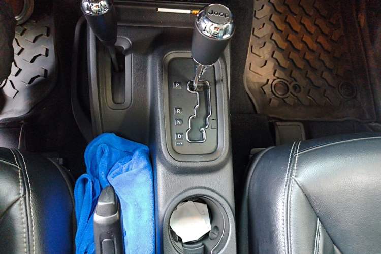 Used Jeep Wrangler 2017 3.6L Rubicon Two-Door Comfort Edition Gear Lever