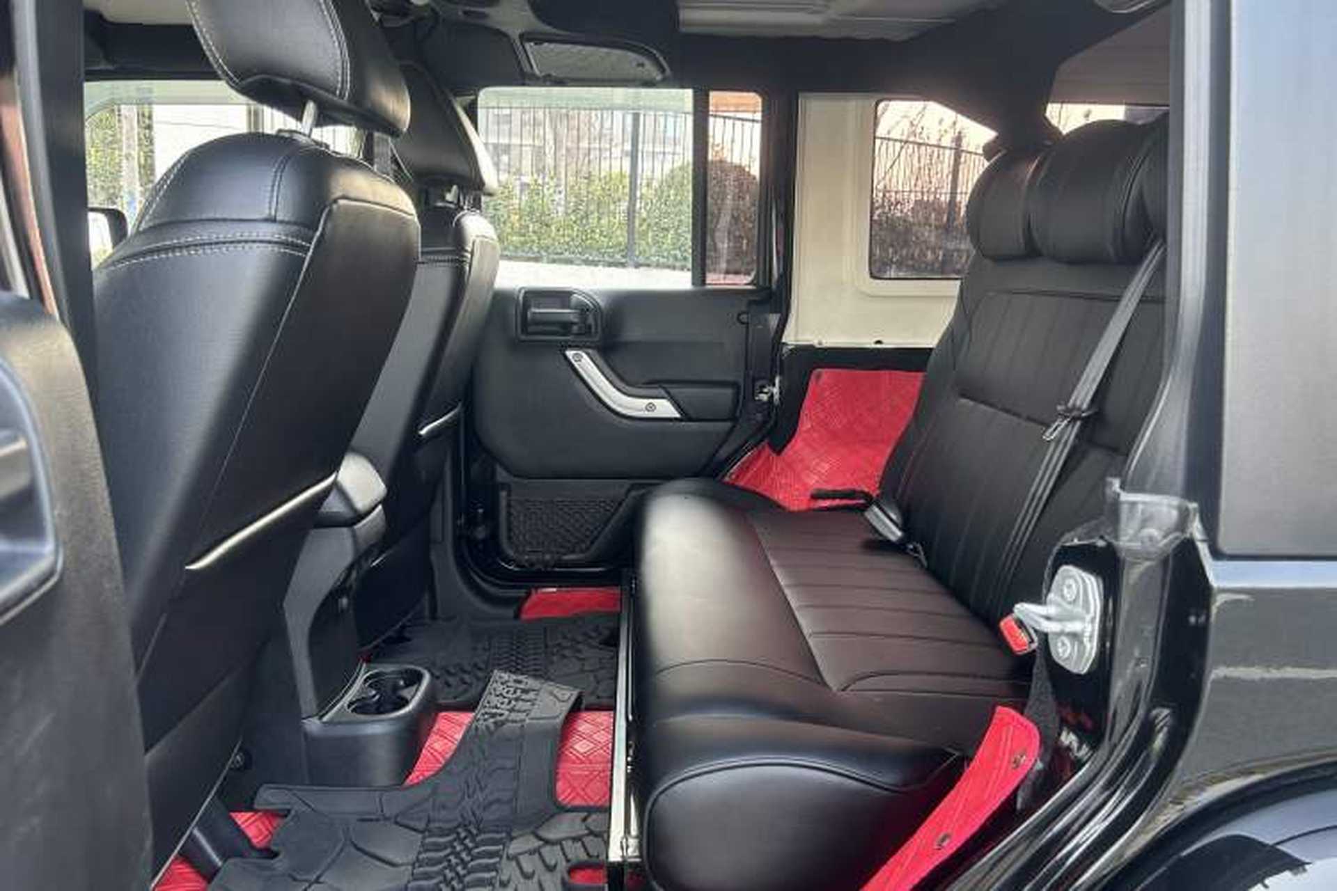 Used Jeep Wrangler 2017 3.0L Sahara Four-Door Comfort Edition Interior 2
