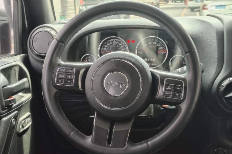 Used Jeep Wrangler 2017 3.6L Rubicon Recon 10th Anniversary Limited Collector's Edition Interior 9