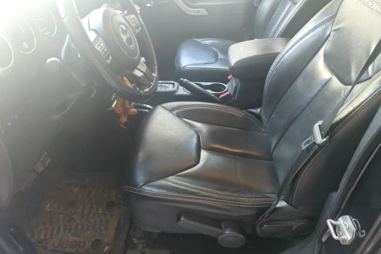 Used Jeep Wrangler 2017 3.6L Rubicon Four-Door Comfort Edition Left Front Seat