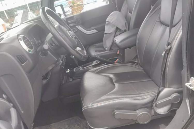 Used Jeep Wrangler 2017 3.0L Sahara Four-Door Comfort Edition Left Front Seat