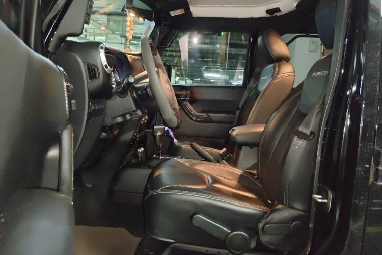 Used Jeep Wrangler 2017 3.6L Rubicon Four-Door Comfort Edition Left Front Seat