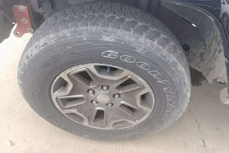 Used Jeep Wrangler 2017 3.0L Sahara Four-Door Comfort Edition Left Front Wheel Hub