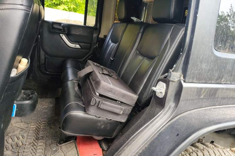 Used Jeep Wrangler 2017 3.6L Rubicon Four-Door Comfort Edition Left Rear Seat