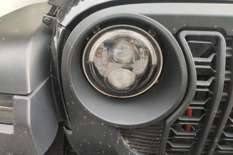 Used Jeep Wrangler 2017 3.0L Sahara Four-Door Comfort Edition Right Front Headlight