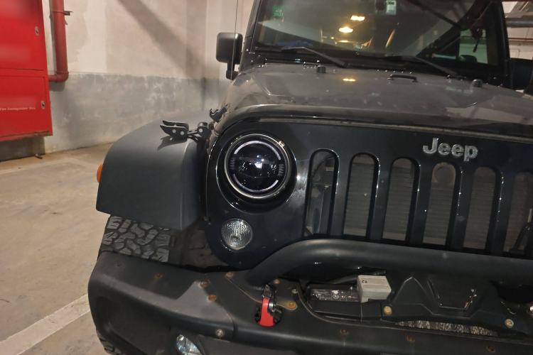 Used Jeep Wrangler 2017 3.6L Rubicon Four-Door Comfort Edition Right Front Headlight