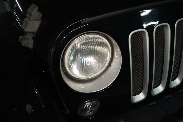 Used Jeep Wrangler 2017 3.0L Sahara Four-Door Comfort Edition Right Front Headlight