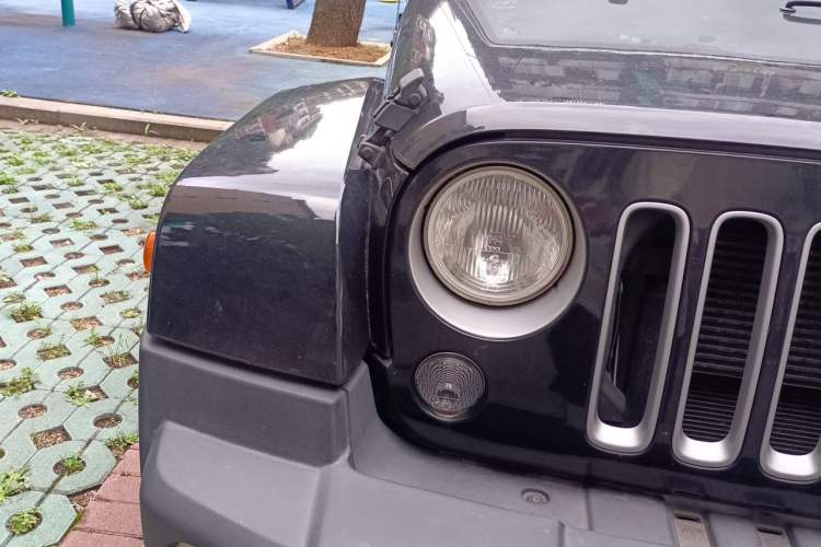 Used Jeep Wrangler 2017 3.0L Sahara Four-Door Comfort Edition Right Front Headlight