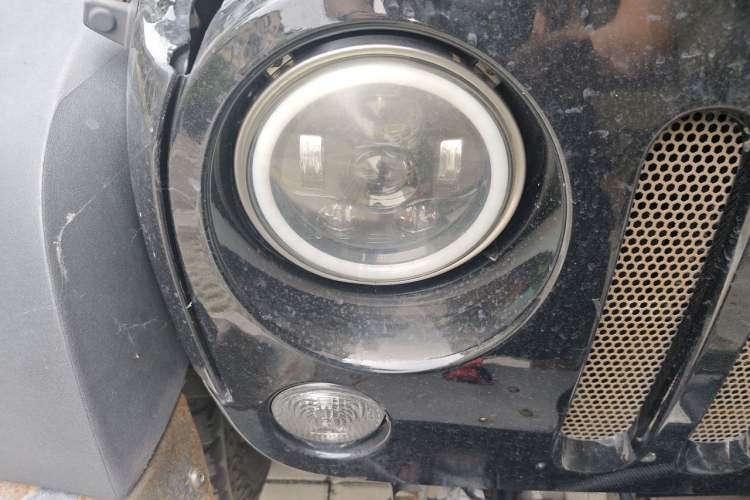 Used Jeep Wrangler 2017 3.6L Rubicon Four-Door Comfort Edition Right Front Headlight