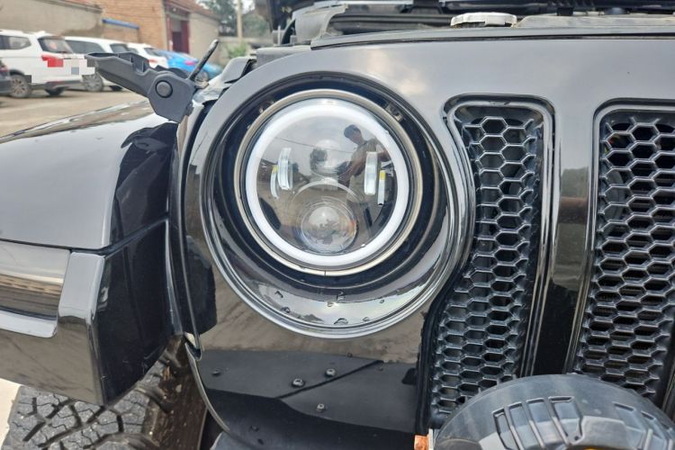 Used Jeep Wrangler 2017 3.0L Sahara Four-Door Comfort Edition Right Front Headlight