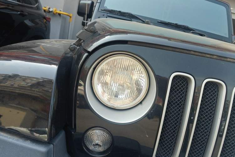 Used Jeep Wrangler 2017 3.0L Sahara Four-Door Comfort Edition Right Front Headlight