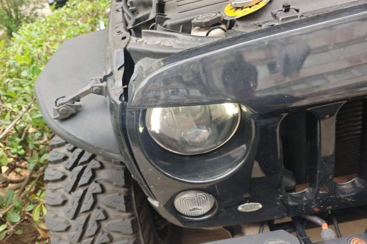 Used Jeep Wrangler 2017 3.0L Sahara Four-Door Comfort Edition Right Front Headlight