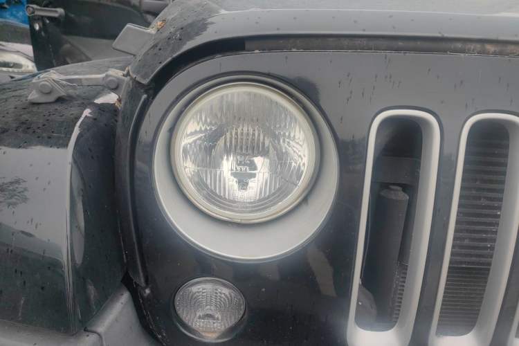 Used Jeep Wrangler 2017 3.0L Sahara Four-Door Comfort Edition Right Front Headlight