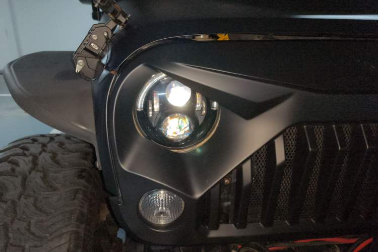 Used Jeep Wrangler 2017 3.0L Sahara Four-Door Comfort Edition Right Front Headlight