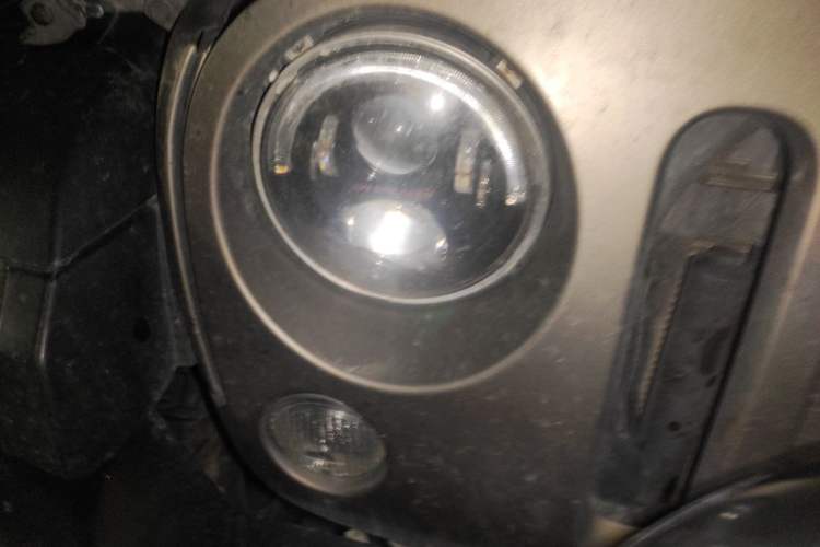 Used Jeep Wrangler 2017 3.6L Rubicon Four-Door Comfort Edition Right Front Headlight