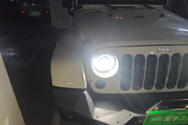 Used Jeep Wrangler 2017 3.0L Sahara Four-Door Comfort Edition Right Front Headlight