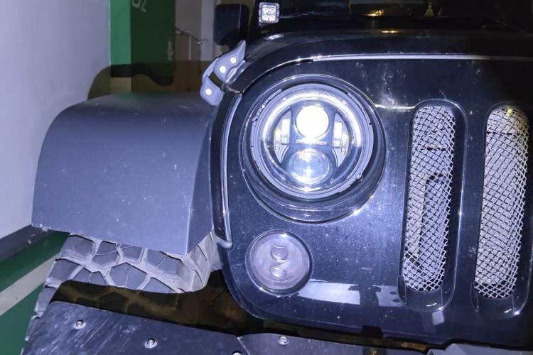 Used Jeep Wrangler 2017 3.6L Rubicon Four-Door Comfort Edition Right Front Headlight