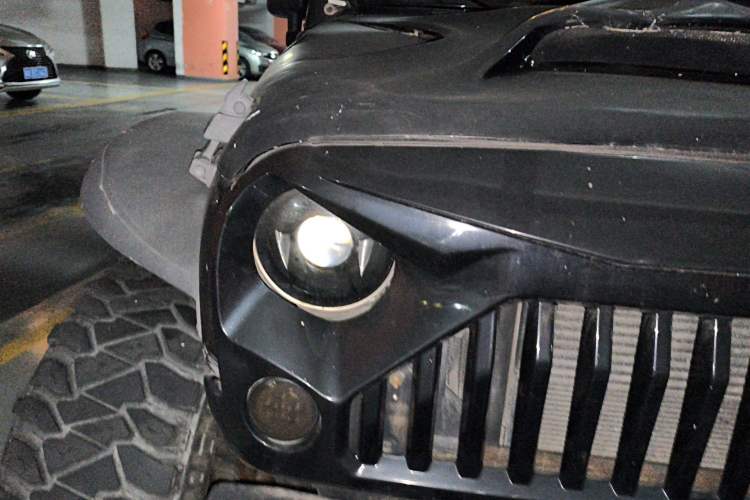 Used Jeep Wrangler 2017 3.0L Sahara Four-Door Comfort Edition Right Front Headlight