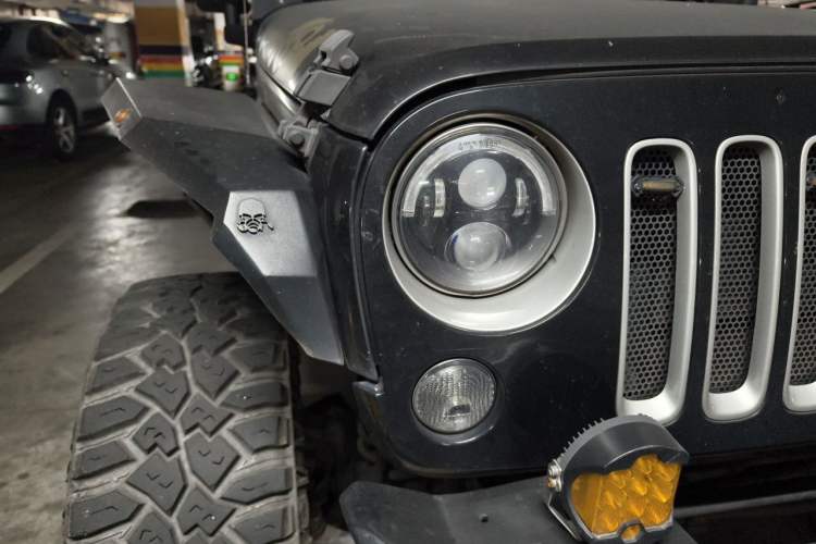 Used Jeep Wrangler 2017 3.0L Sahara Four-Door Comfort Edition Right Front Headlight