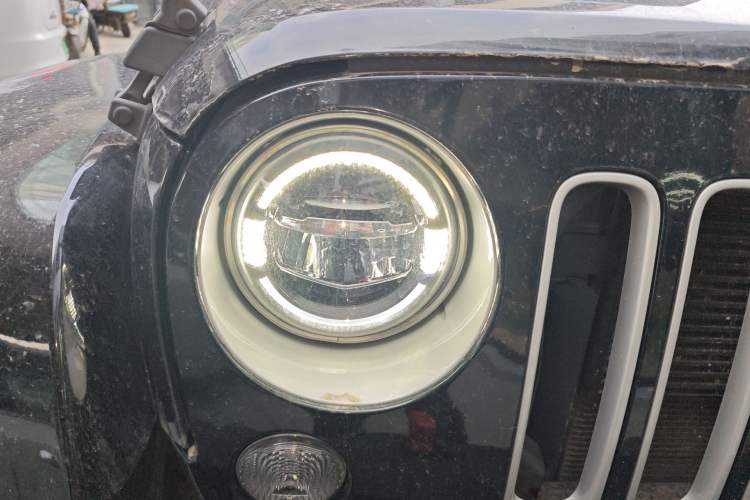 Used Jeep Wrangler 2017 3.0L Sahara Four-Door Comfort Edition Right Front Headlight