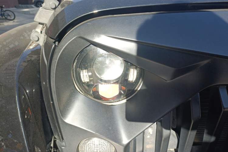 Used Jeep Wrangler 2017 3.0L Sahara Four-Door Comfort Edition Right Front Headlight