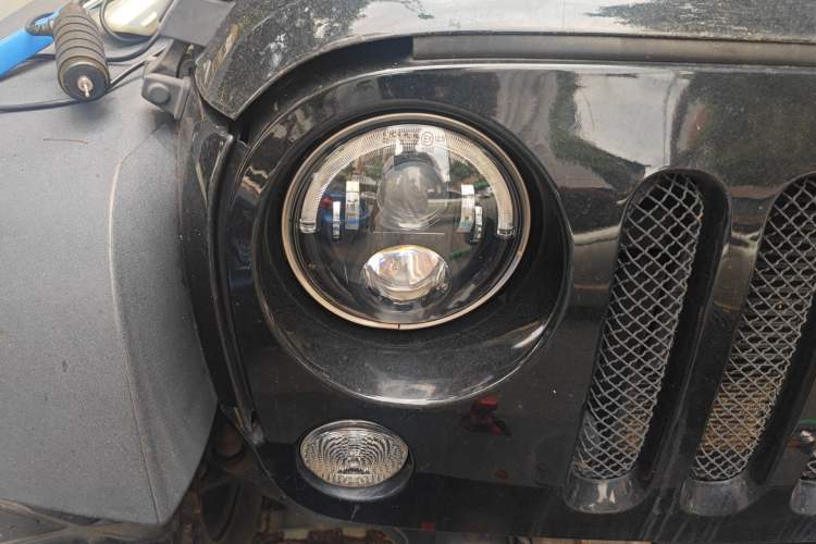 Used Jeep Wrangler 2017 3.6L Rubicon Four-Door Comfort Edition Right Front Headlight