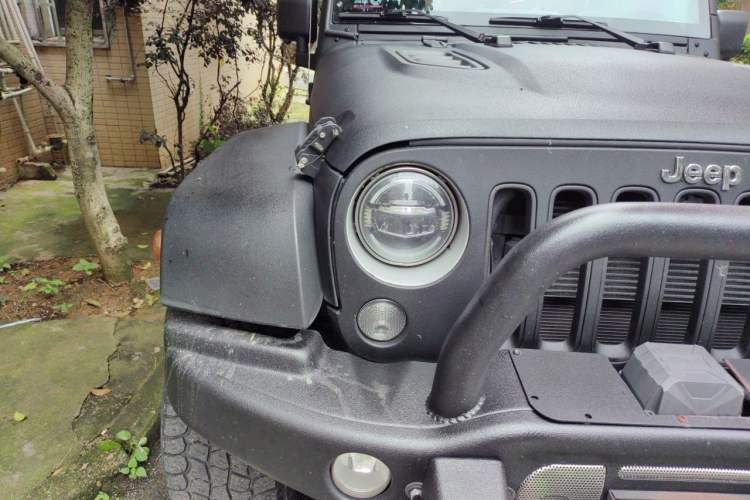 Used Jeep Wrangler 2017 3.0L Sahara Four-Door Comfort Edition Right Front Headlight