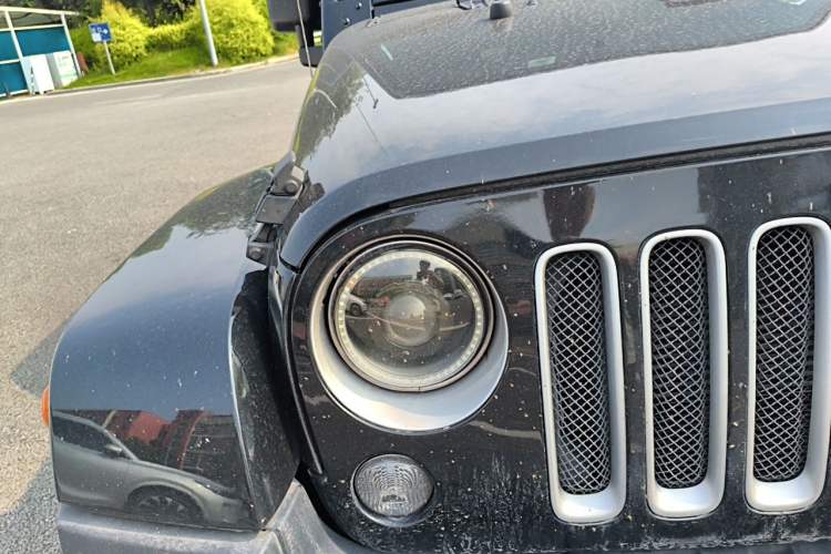 Used Jeep Wrangler 2017 3.0L Sahara Four-Door Comfort Edition Right Front Headlight
