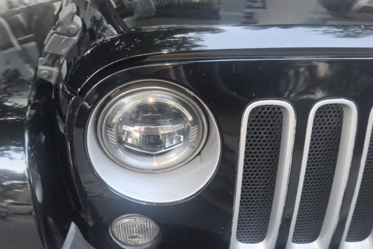 Used Jeep Wrangler 2017 3.0L Sahara Four-Door Comfort Edition Right Front Headlight