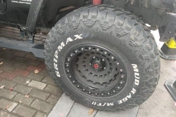 Used Jeep Wrangler 2017 3.0L Sahara Four-Door Comfort Edition Right Front Wheel Hub