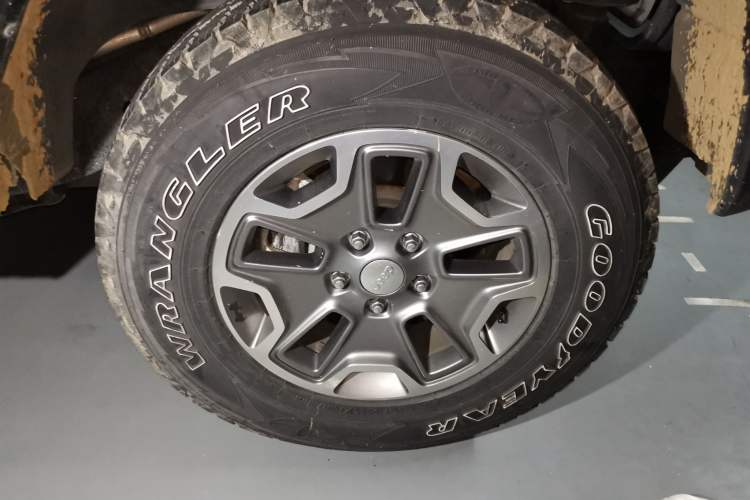 Used Jeep Wrangler 2017 3.0L Sahara Four-Door Comfort Edition Right Front Wheel Hub