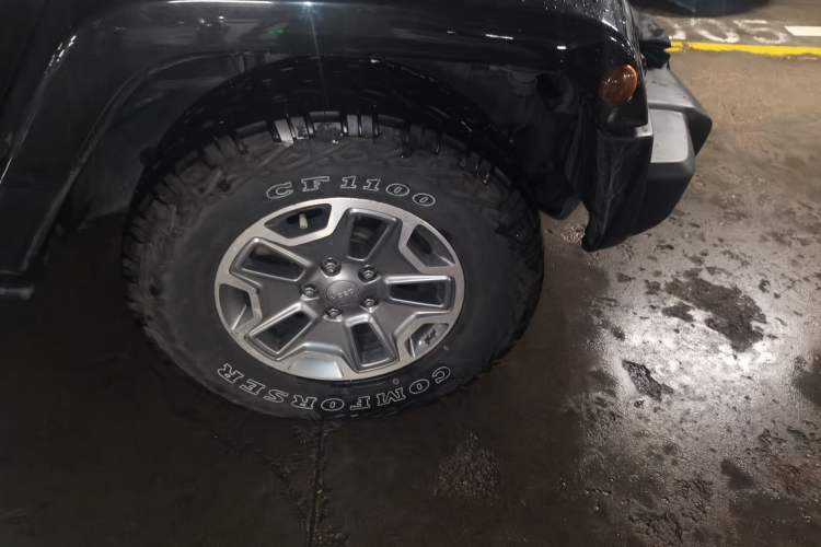 Used Jeep Wrangler 2017 3.0L Sahara Four-Door Comfort Edition Right Front Wheel Hub