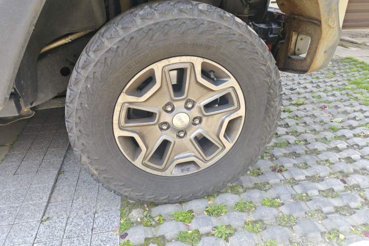 Used Jeep Wrangler 2017 3.6L Rubicon Four-Door Comfort Edition Right Front Wheel Hub