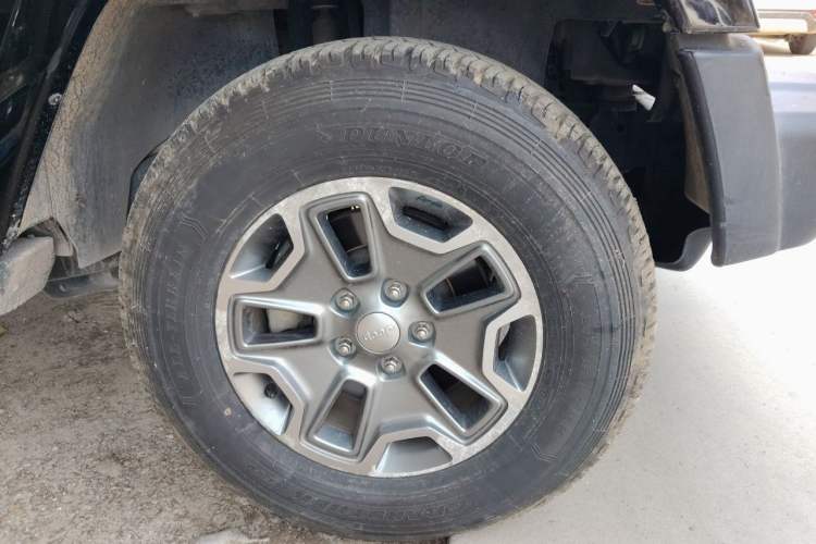 Used Jeep Wrangler 2017 3.0L Sahara Four-Door Comfort Edition Right Front Wheel Hub