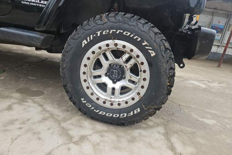Used Jeep Wrangler 2017 3.0L Sahara Four-Door Comfort Edition Right Front Wheel Hub