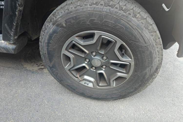 Used Jeep Wrangler 2017 3.0L Sahara Four-Door Comfort Edition Right Front Wheel Hub