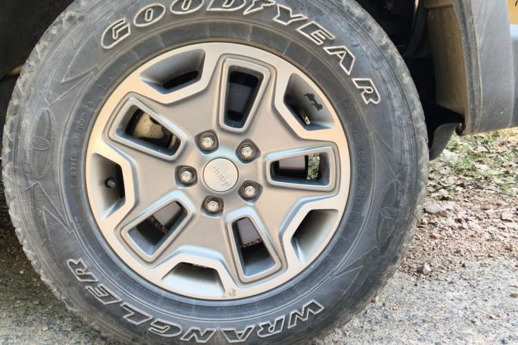 Used Jeep Wrangler 2017 3.6L Rubicon Four-Door Comfort Edition Right Front Wheel Hub