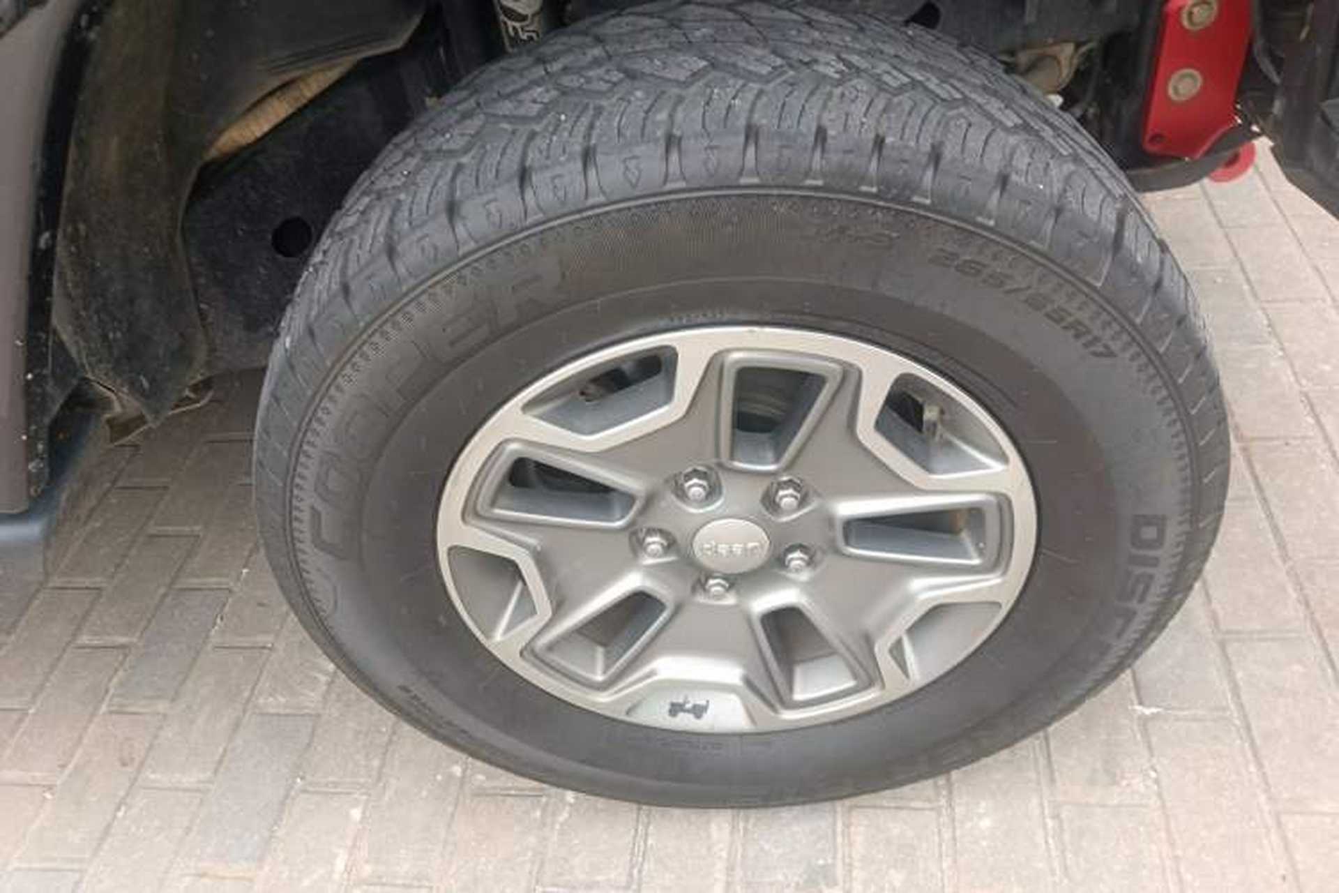 Used Jeep Wrangler 2017 3.0L Sahara Four-Door Comfort Edition Right Front Wheel Hub