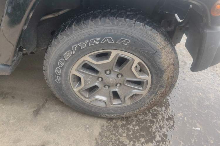 Used Jeep Wrangler 2017 3.0L Sahara Four-Door Comfort Edition Right Front Wheel Hub